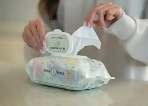 차량에 아기 물티슈 구비하기